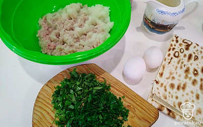 Свинину и лук измельчите в блендере. Петрушку и кинзу мелко нарежьте.