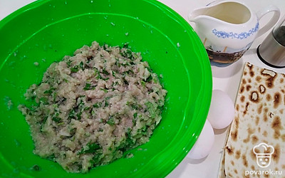Соедините измельченный лук, мясо и зелень. Посолите, поперчите и хорошо перемешайте. Фарш готов.