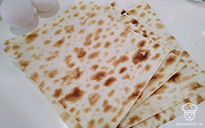 Лаваш нарежьте квадратами со стороной примерно 15-20 сантиметров.