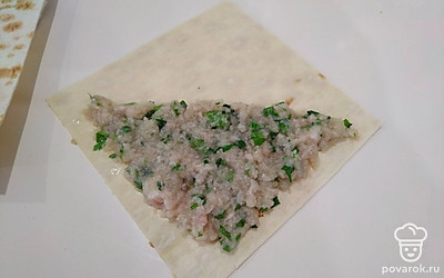 Выложите фарш треугольником на половину квадрата.