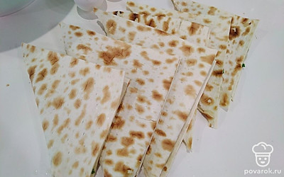 Второй половиной квадрата накройте фарш. Получаются треугольники. Такой формы будут чебуреки.