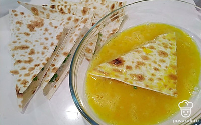 Яйца вбейте в емкость. Взбейте, посолите. Обмакните чебуреки с двух сторон в яйце. Обжаривайте на растительном масле с двух сторон. Томите до золотистого цвета.