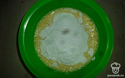 Разбейте два куриных яйца, поместите в чашку. Сюда же добавьте пол стакана стевии, 1 чайную ложку разрыхлителя теста. Все тщательно перемешайте. В полученную смесь добавьте 1 стакан сухой безглютеновой смеси. Всё перемешайте, либо взбейте миксером.