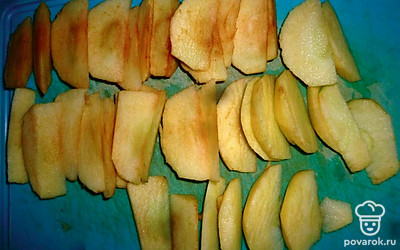 Нарежьте яблоки равными кусочками. 