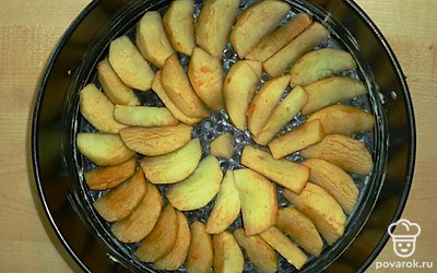 Выложите кусочки яблок в форму для выпекания.