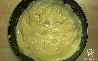 После чего готовое тесто поместите в форму для выпекания, полностью заливая выложенные кусочки яблок. Далее поместите форму для выпекания в предварительно разогретую духовку на 20-25 минут. Шарлотка должна получиться очень вкусной и при этом без вреда здоровью. Приятного аппетита!