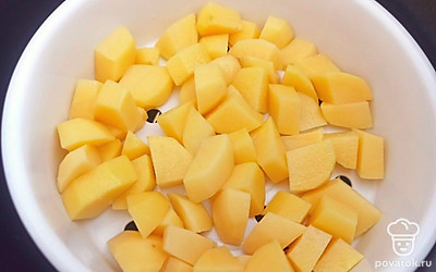 Картофель нарежьте мелким кубиком. Посолите и выложите в чашу мультиварки для приготовления на пару. На дно чаши налейте 100 миллилитров воды. Поставьте картофель готовится на режиме «пар» 10 минут.