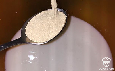 В блюдце наливаем молоко, больше чем половину пачки, добавляем туда же дрожжи.