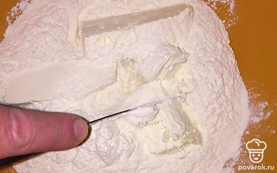 В отдельной посуде, обязательно в отдельной, смешиваем муку и сливочное масло.