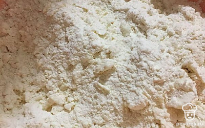 Растираем муку и масло.