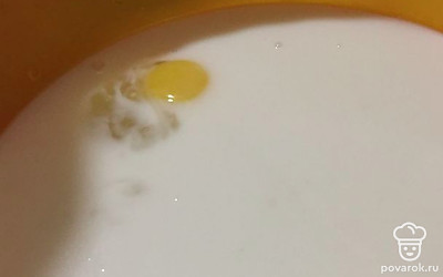 В первую посуду с молоком и дрожжами добавляем одно яйцо.