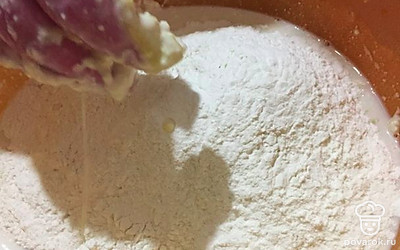 Далее все смешиваем в одну посуду. Если интересует, почему же все делается отдельно, все просто, мы ждали, когда дрожжи растворятся, вот весь секрет.