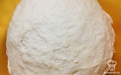 Далее замешиваем тесто и оставляем его, чтобы оно поднялось.