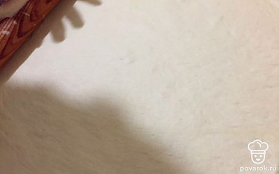 Далее от теста отделяем часть и раскатываем, смазываем форму сливочным маслом, у меня это большая сковорода, кладём наше тесто на сковороду.