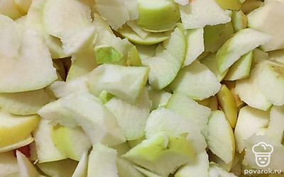 Нарезаем наши яблочки, у меня их 10 штук, но они были мелкие, все зависит от ваших предпочтений и вкусов, можно побольше, можно поменьше, по желанию.