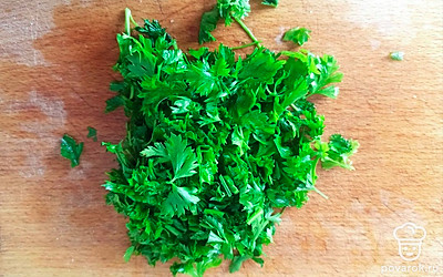Петрушку мелко нарежьте.