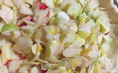 Яблочки выкладываем на тесто и раскатываем вторую часть нашего теста, она поменьше, накладываем сверху.