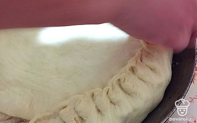 Накрываем верхушку и плетём краешки таким образом, можно просто слепить. 