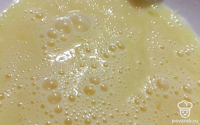 Чтобы было ещё вкуснее, можно взбить яичко и сверху помазать наш пирог кистью.