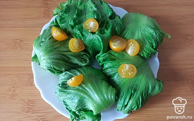 Подавайте закуску теплой. Украсьте блюдо помидорами черри.