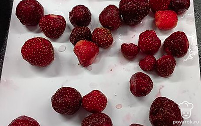 Ягоды достаньте из морозилки или возьмите свежие. С замороженных ягод смойте лёд и дайте обсохнуть на бумаге.