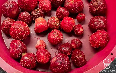 Выложите ягоды в форму (у меня силиконовая).