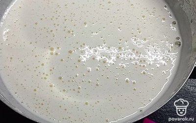 Взбейте яйца с сахаром 10 минут на высокой скорости миксера.