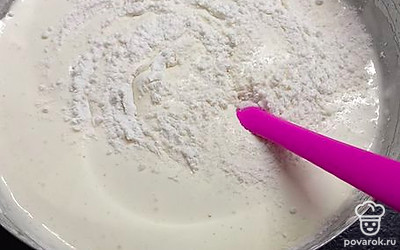 Постепенно добавляйте муку с ванилином, размешивайте ложкой по кругу в одном направлении.