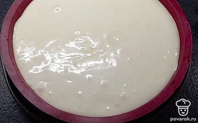 Готовое тесто, по консистенции как сметана, вылейте на ягоды.