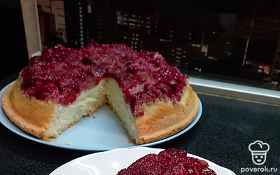 Выпекайте в духовке 40 минут. Клубничная шарлотка готова.