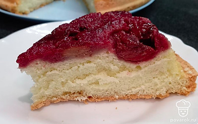 Я перевернула пирог ягодами вверх и разрезала на кусочки. Бисквит получился лёгкий, воздушный, невесомый, а сверху — ароматные ягоды. 