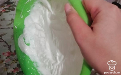 Взбейте белки до состояния густой пены вместе со 100 г сахара