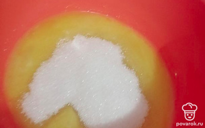 Взбейте желтки до бежеватого оттенка вместе со 100 гр сахара
