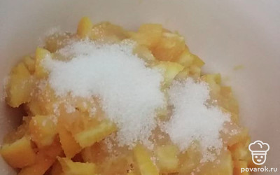 Нарежьте апельсин и добавьте оставшийся сахар и корицу.