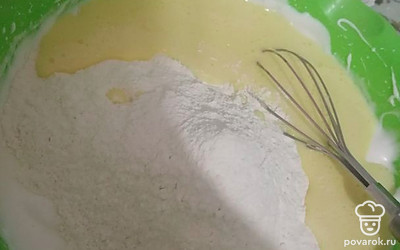 Смешайте белки, желтки и 350 г муки, нежно перемешайте все венчиком, без усилий.