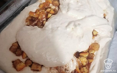 На смазанную форму вылейте часть теста, добавьте апельсин, сверху залейте оставшееся тесто.