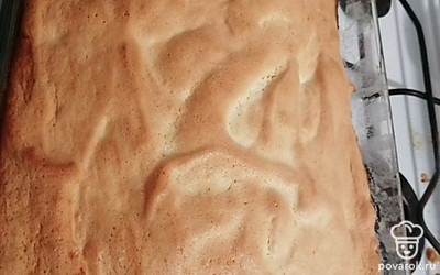 Поставьте форму в заранее разогретую до 180˚C духовку и готовьте 25 минут