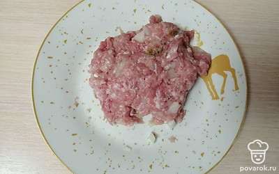 В тарелку выложите 200 граммов фарша.