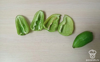 Болгарский перец хорошо помойте и разрежьте пополам, удалив семечки.