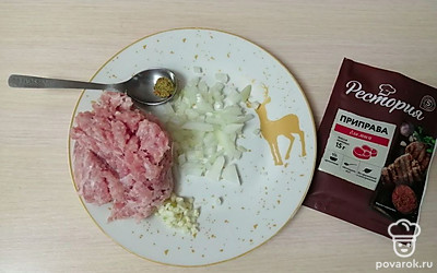 К фаршу добавьте мелко нарезанный лук и чеснок. Посолите по вкусу и добавьте половину чайной ложки приправы для мяса.
