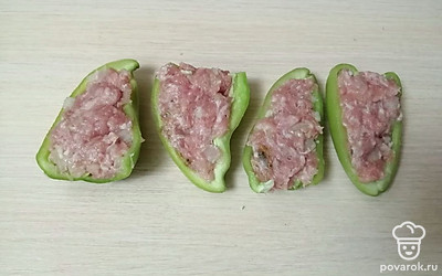 Получившимся фаршем начините перец.