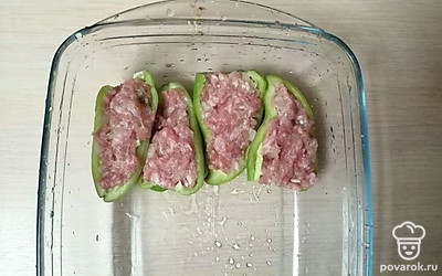 Перец переложите в противень. Запекайте в духовке 30-40 минут. За 5 минут до готовности посыпьте тертым сыром.