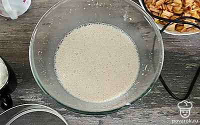 Яйца взбейте с сахаром 2-3 минуты, постепенно добавляя корицу, ваниль, специи для глинтвейна. Добавьте сметану и снова продолжайте взбивать до однородности. 