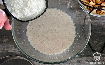 Просейте муку через сито с разрыхлителем и добавьте ее в смесь. 