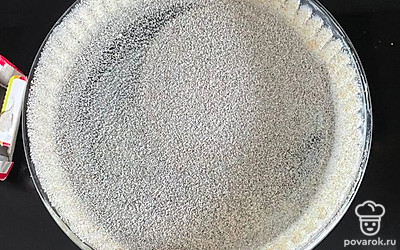 Все вместе поместите в форму, предварительно смазанную сливочным маслом и просыпанную манкой, чтобы тесто не прилипало и легко вынималось.