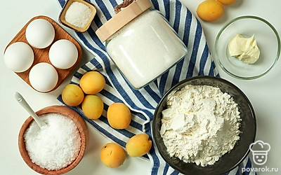 Заранее достаньте яйца из холодильника, чтобы они нагрелись до комнатной температуры, и вымойте их. Абрикосы ополосните и порежьте дольками. Приготовьте все продукты и для удобства насыпьте сахар в мерный стакан или кружку. Чашу мультиварки застелите бумагой для выпечки и смажьте ее сливочным маслом. Совет: для удобства растопите сливочное масло в микроволновой печи.