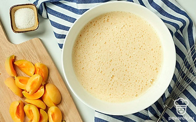 Взбейте яйца. Разбейте в глубокую миску яйца, насыпьте к ним соль и ванилин. Погрузите миксер в яйца и взбейте их в пышную массу. Начинайте с небольшой скорости, в процессе увеличивая ее до максимума. Не выключая миксер, тонкой струйкой подсыпайте сахар в яичную смесь. Продолжайте взбивать еще 7-8 минут, пока масса не станет светлой и не увеличится в объеме в два раза.