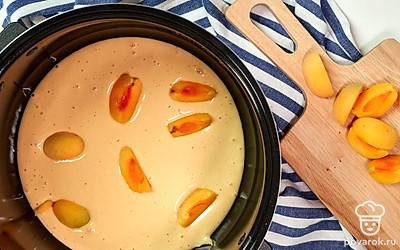 Приступите к выпеканию шарлотки. Вылейте тесто в чашу мультиварки, разровняйте его и включите режим «Выпечка» на 60 минут. Закройте крышку и не открывайте, пока не прозвучит сигнал. Готовность шарлотки проверьте зубочисткой. После приготовления откройте крышку на 20-30 минут, затем достаньте чашу и переверните шарлотку на тарелку. С шарлотки снимите бумагу и оставьте ее остывать.