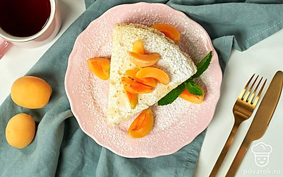 Подавайте шарлотку, когда она полностью остынет. Присыпьте верх пирога сахарной пудрой, так как абрикосы после выпекания могут оказаться кисловатыми.