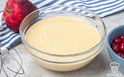 Вымесите тесто. Смешайте яйца с сахаром. С помощью миксера взбейте смесь до однородной массы. Смешайте муку с разрыхлителем и добавьте к яичной массе. Взбивайте до исчезновения комочков.